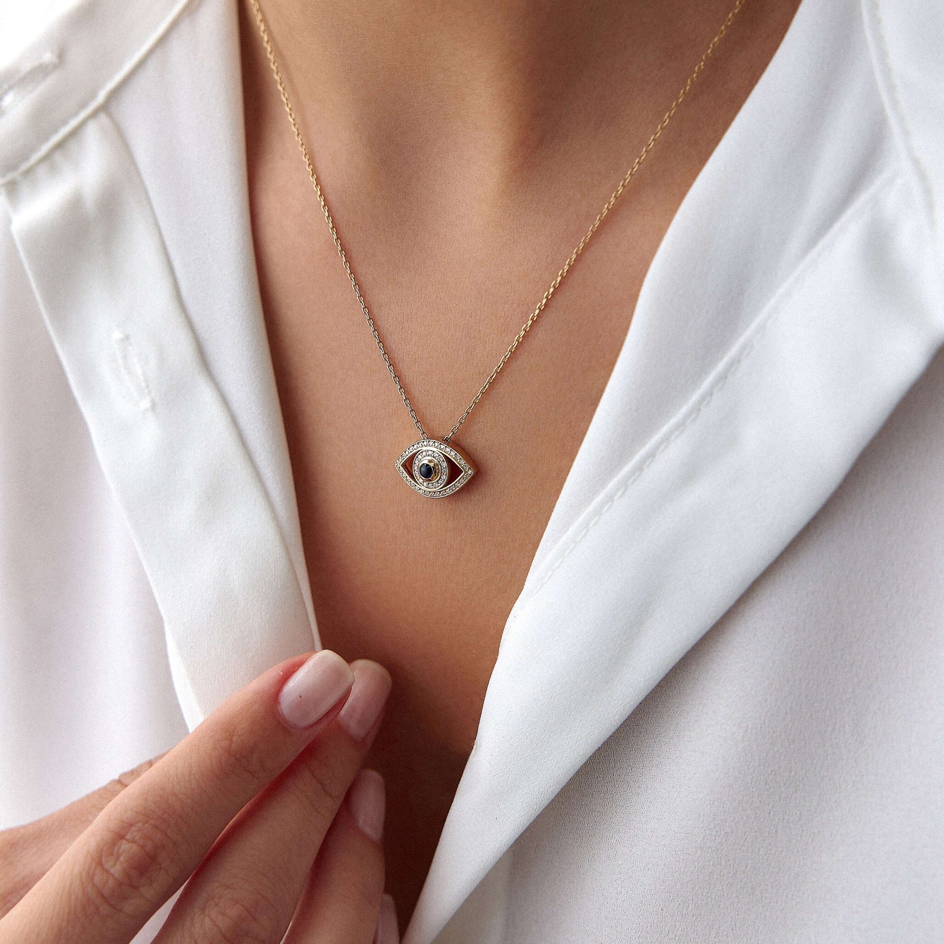 model mavi safir ve pırlanta nazar göz kolyeyi takarken yakın açıdan