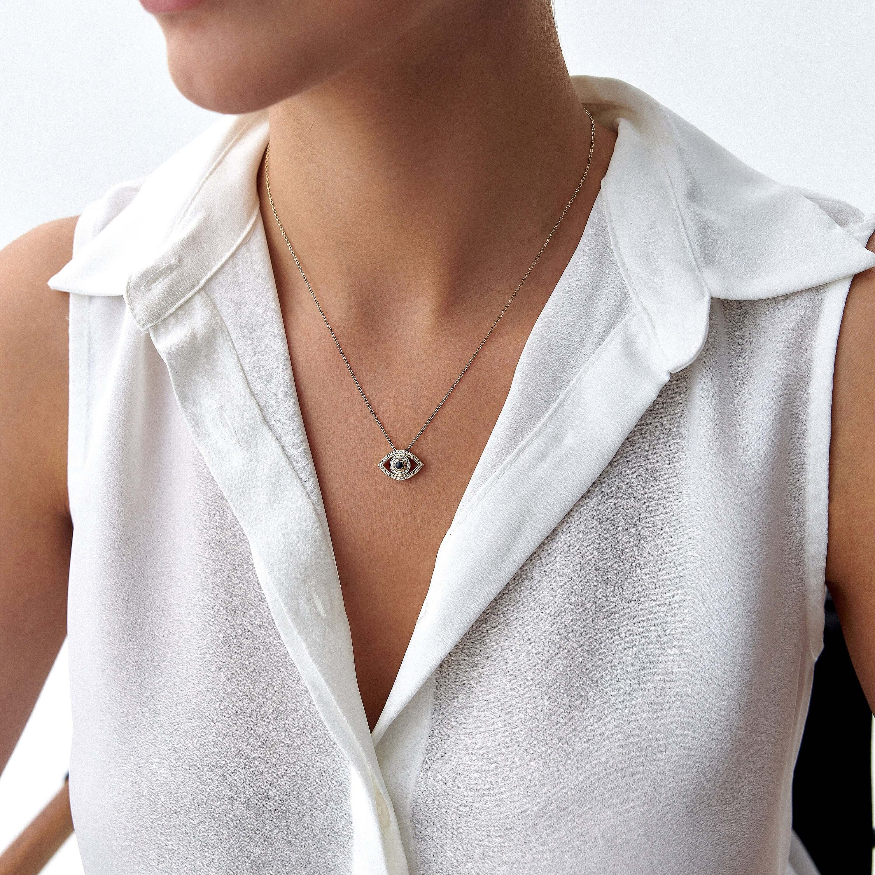 model mavi safir ve pırlanta nazar göz kolyeyi takarken uzak açıdan