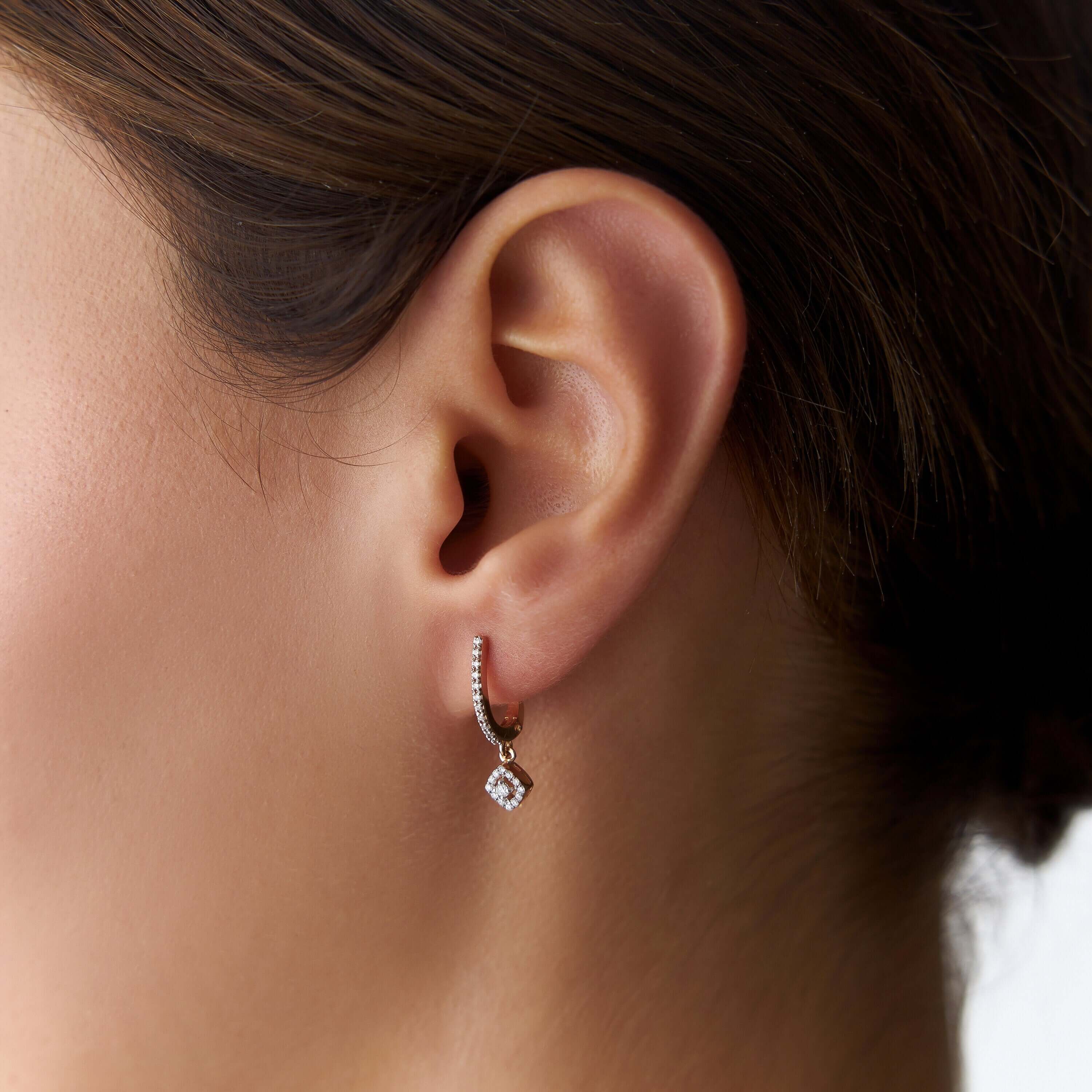 14 ayar sarı altın pırlanta sallantılı halka küpeyi model takarken uzak açıdan