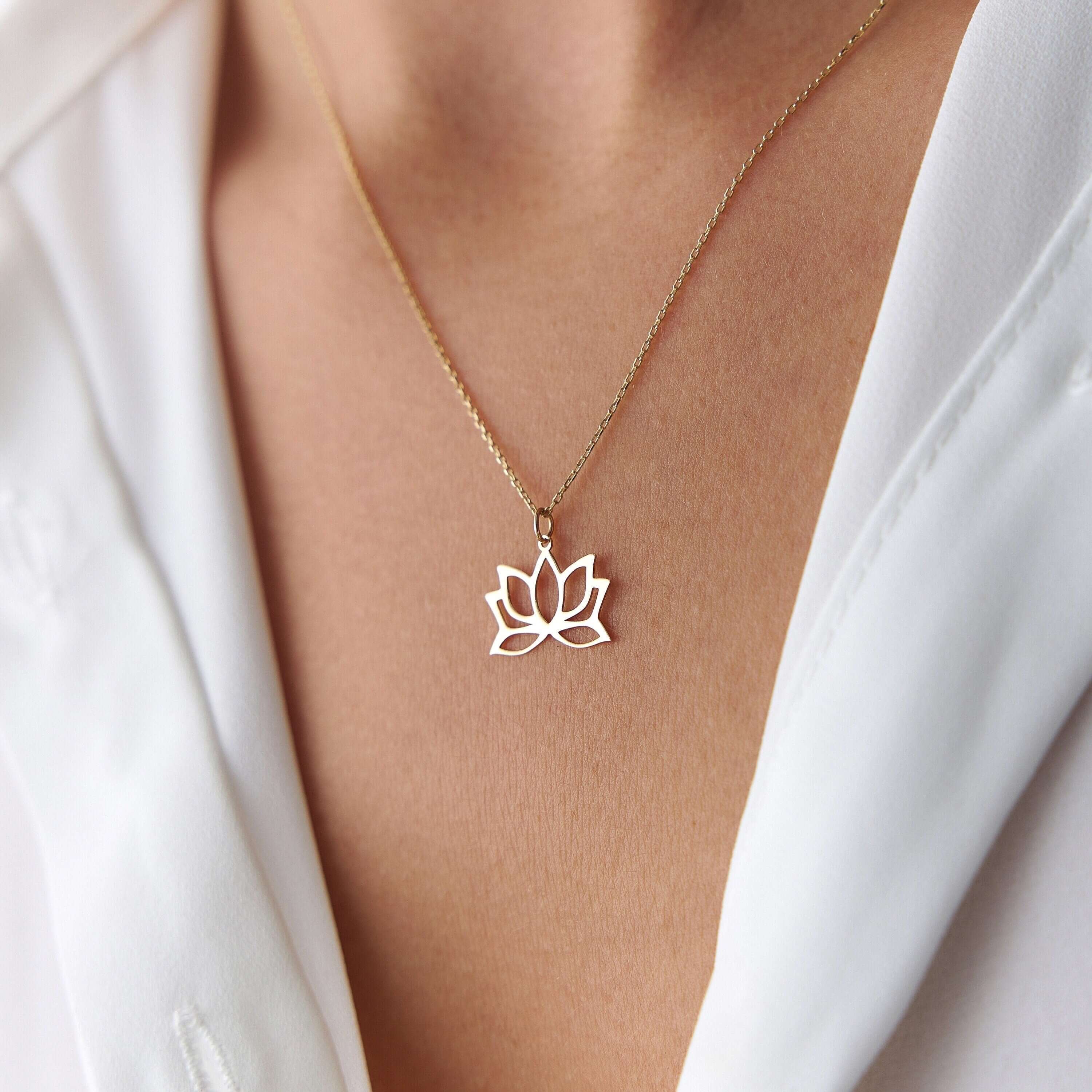 14 ayar altın minimal lotus kolye model üzerinde yakın açıdan