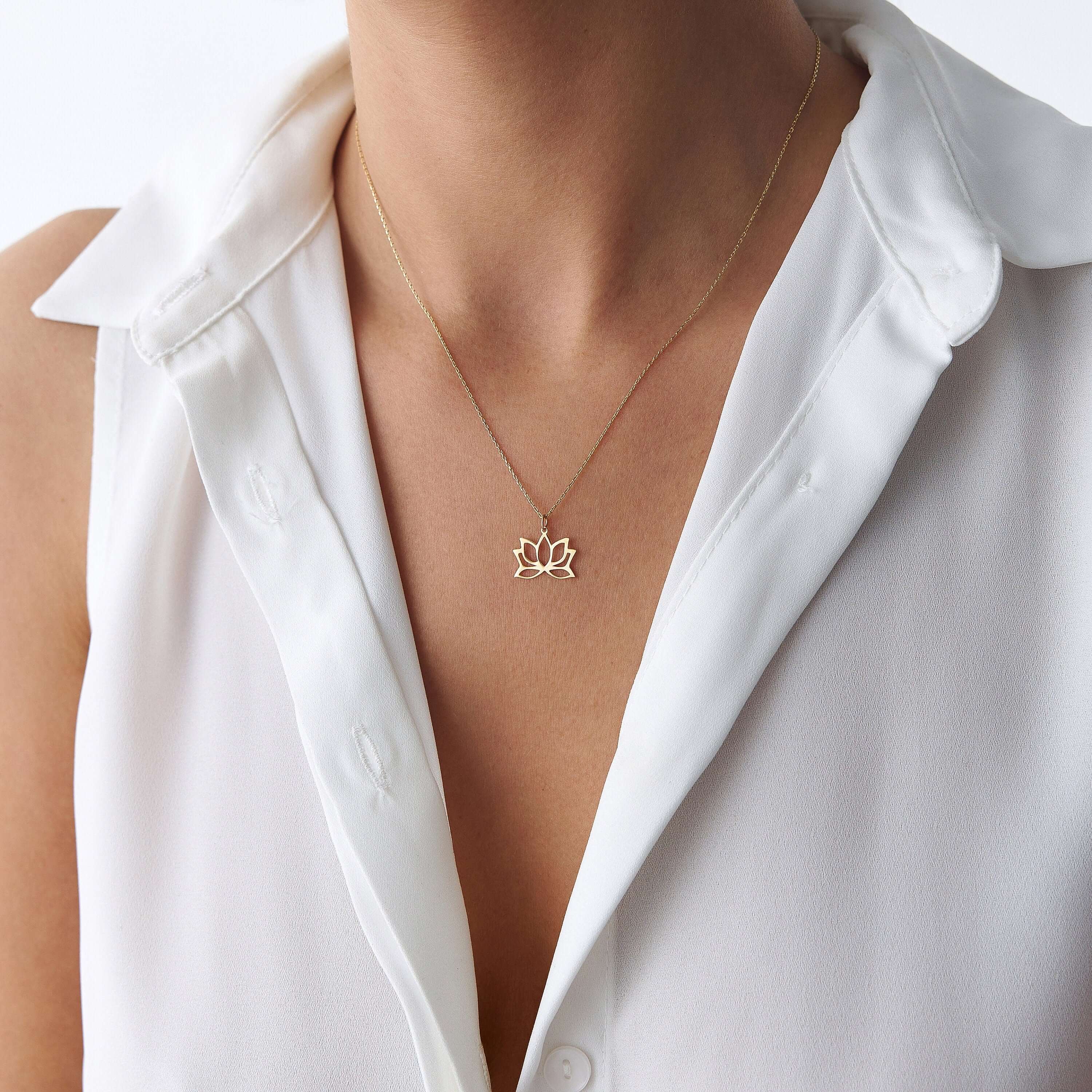 14 ayar altın minimal lotus kolye model üzerinde