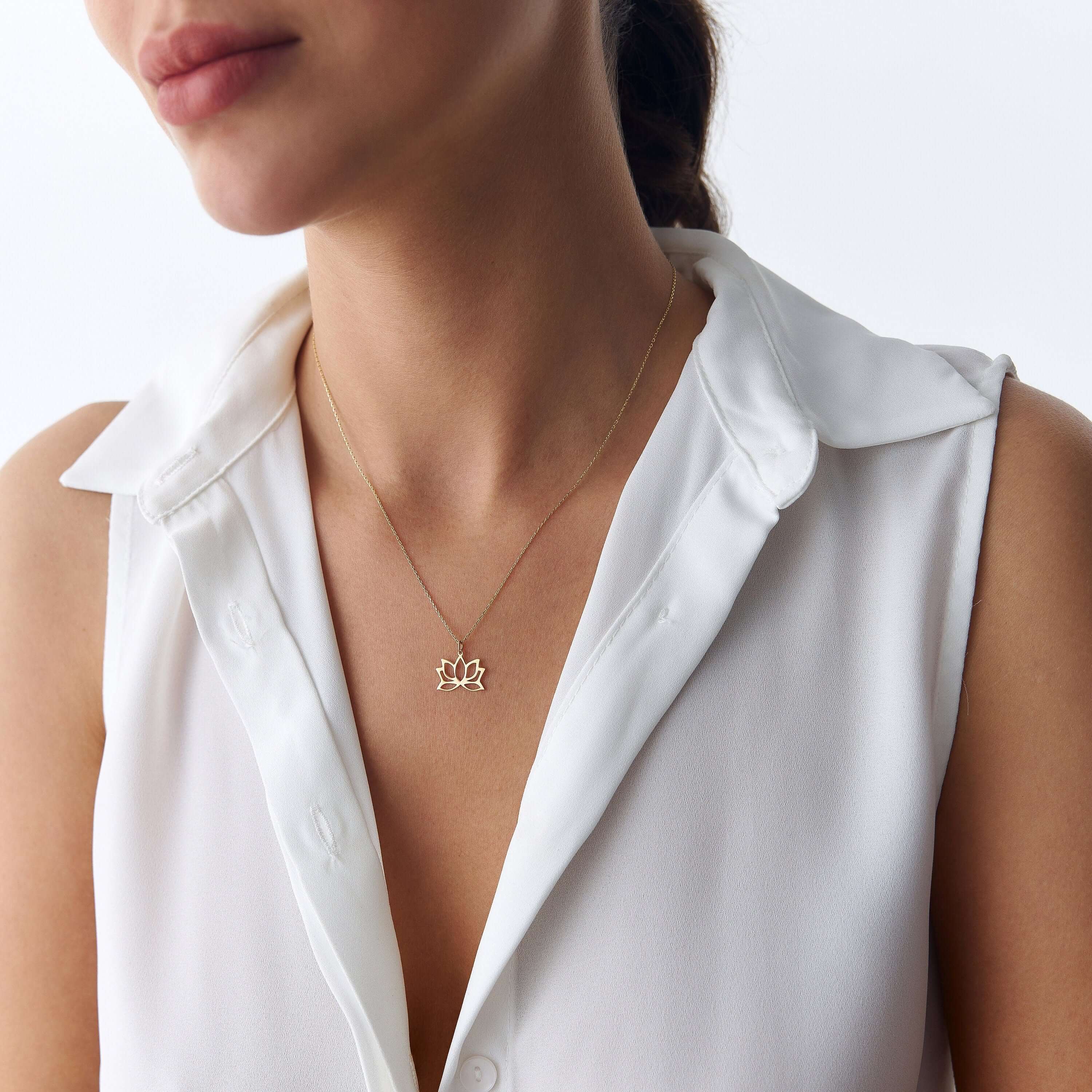 14 ayar altın minimal lotus kolye model üzerinde uzak açıdan