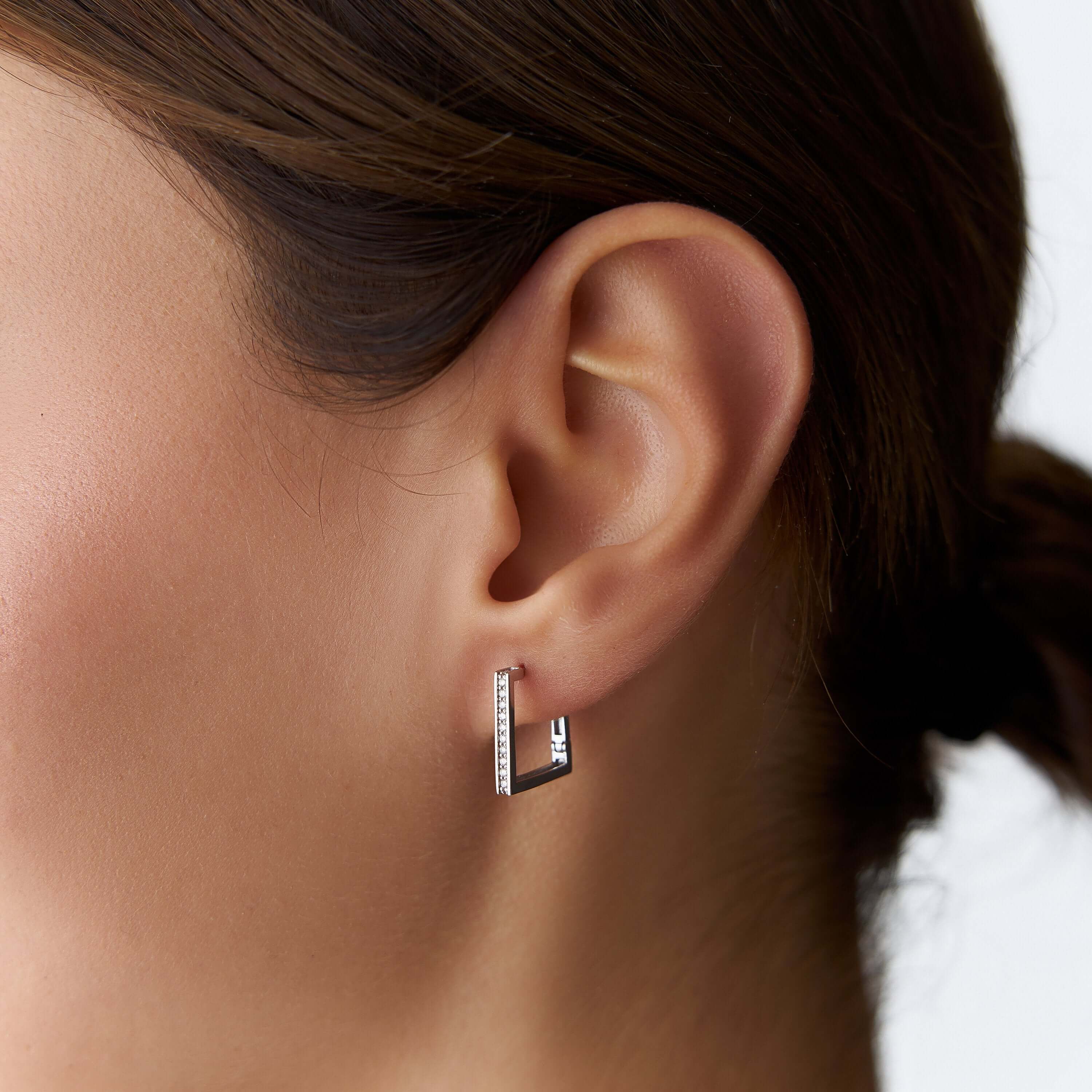 pırlanta kare halka küpenin model üzerinde uzak açıdan resmi