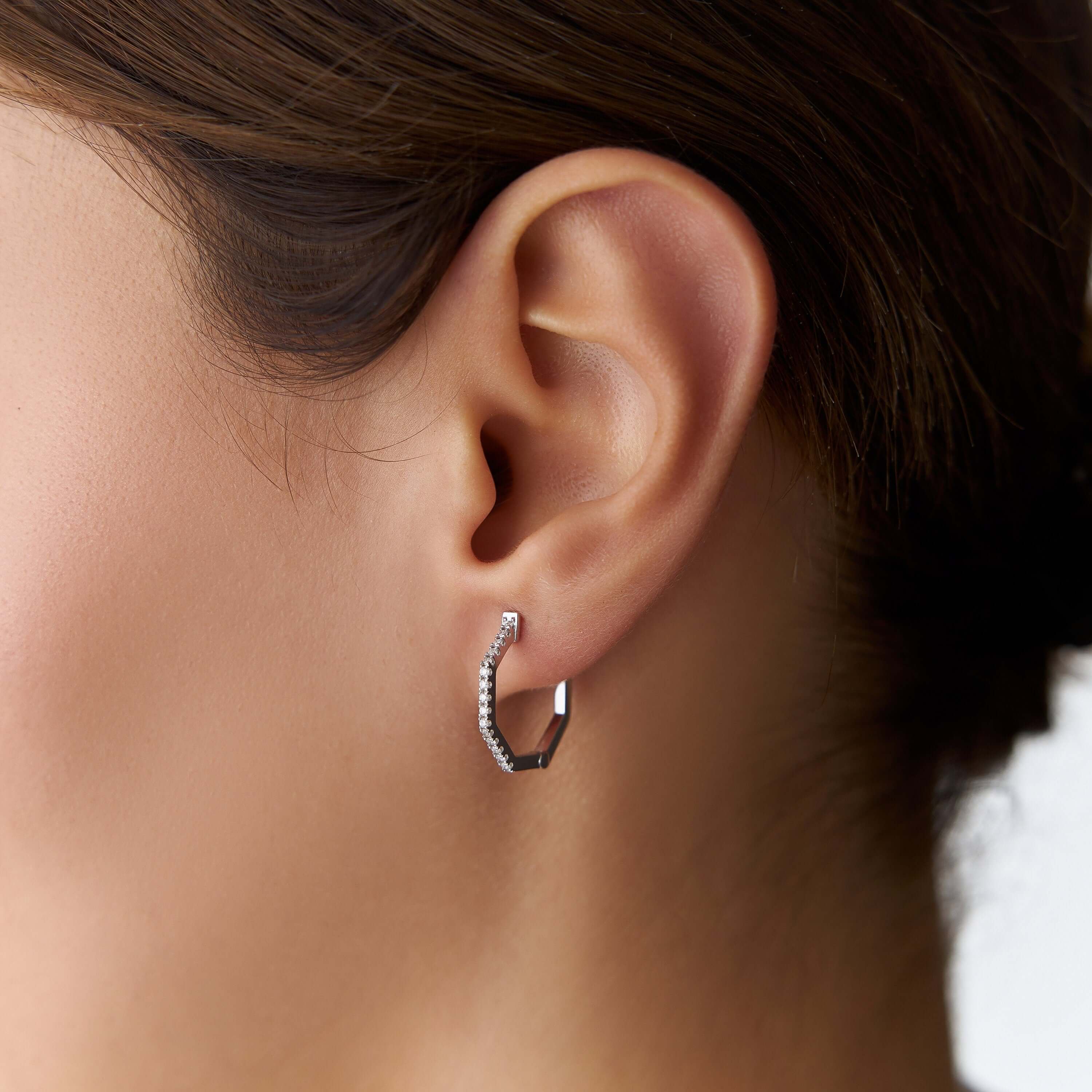 pırlanta geometrik halka küpenin model üzerinde uzak açıdan resmi