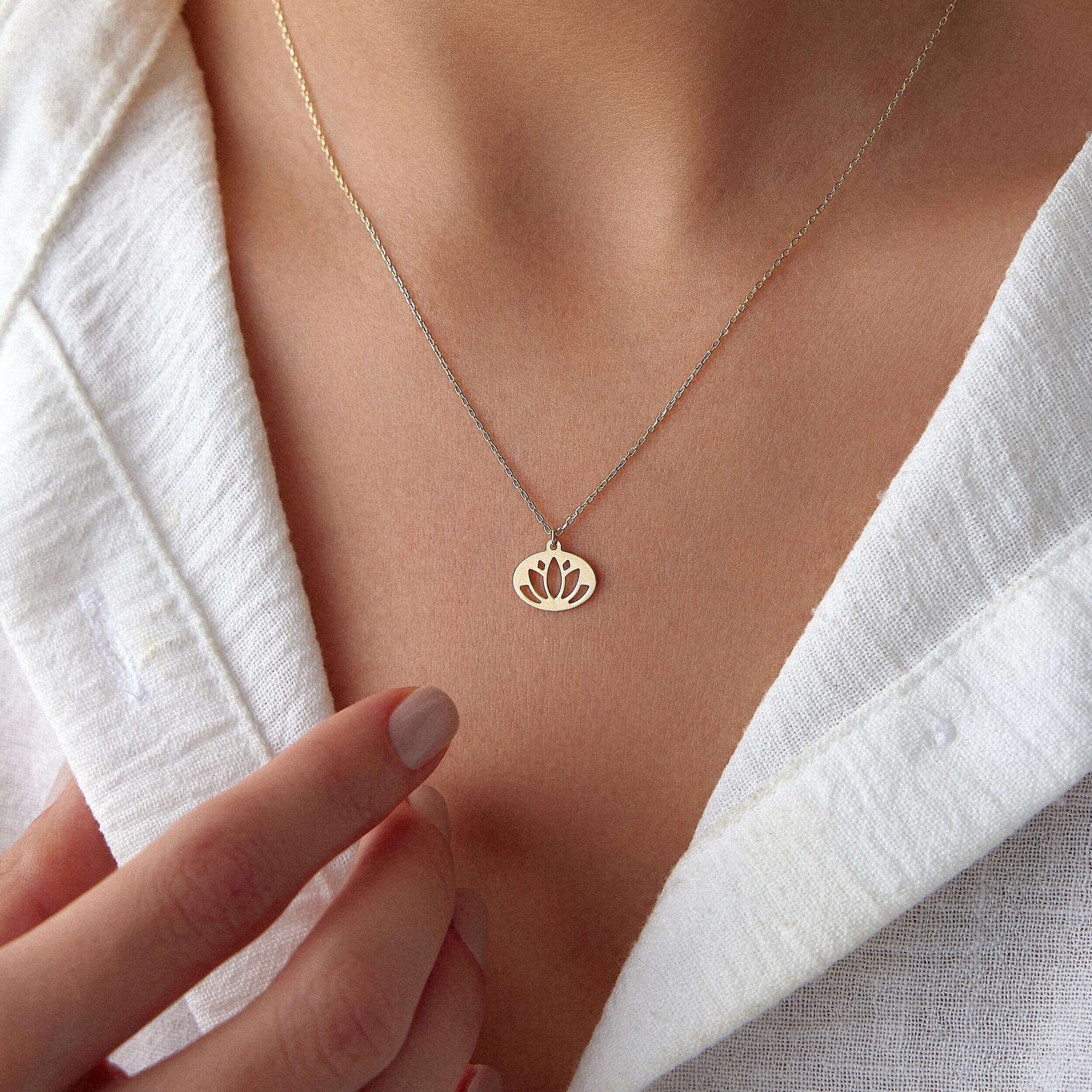 model 14 ayar sarı altın minimal lotus motif kolye takarken yakından