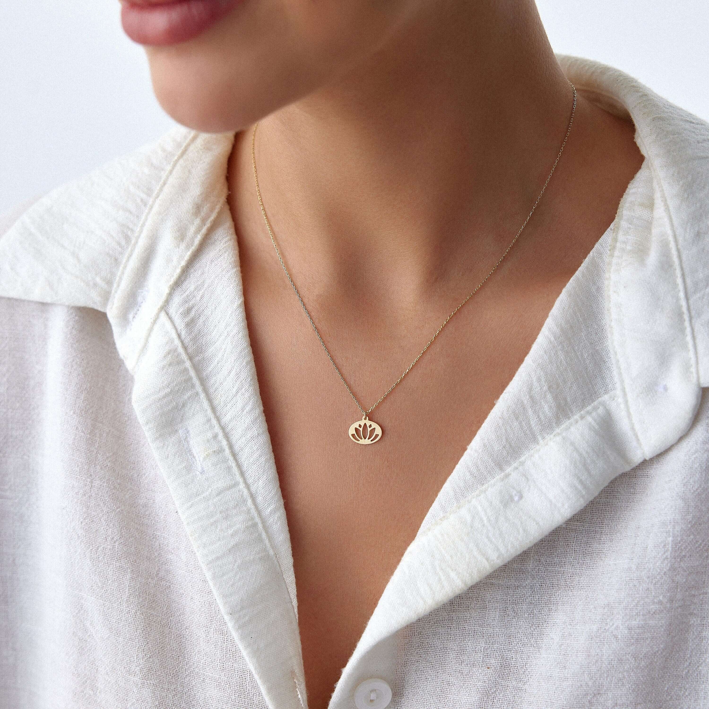 model 14 ayar sarı altın minimal lotus motif kolye takarken uzak açıdan