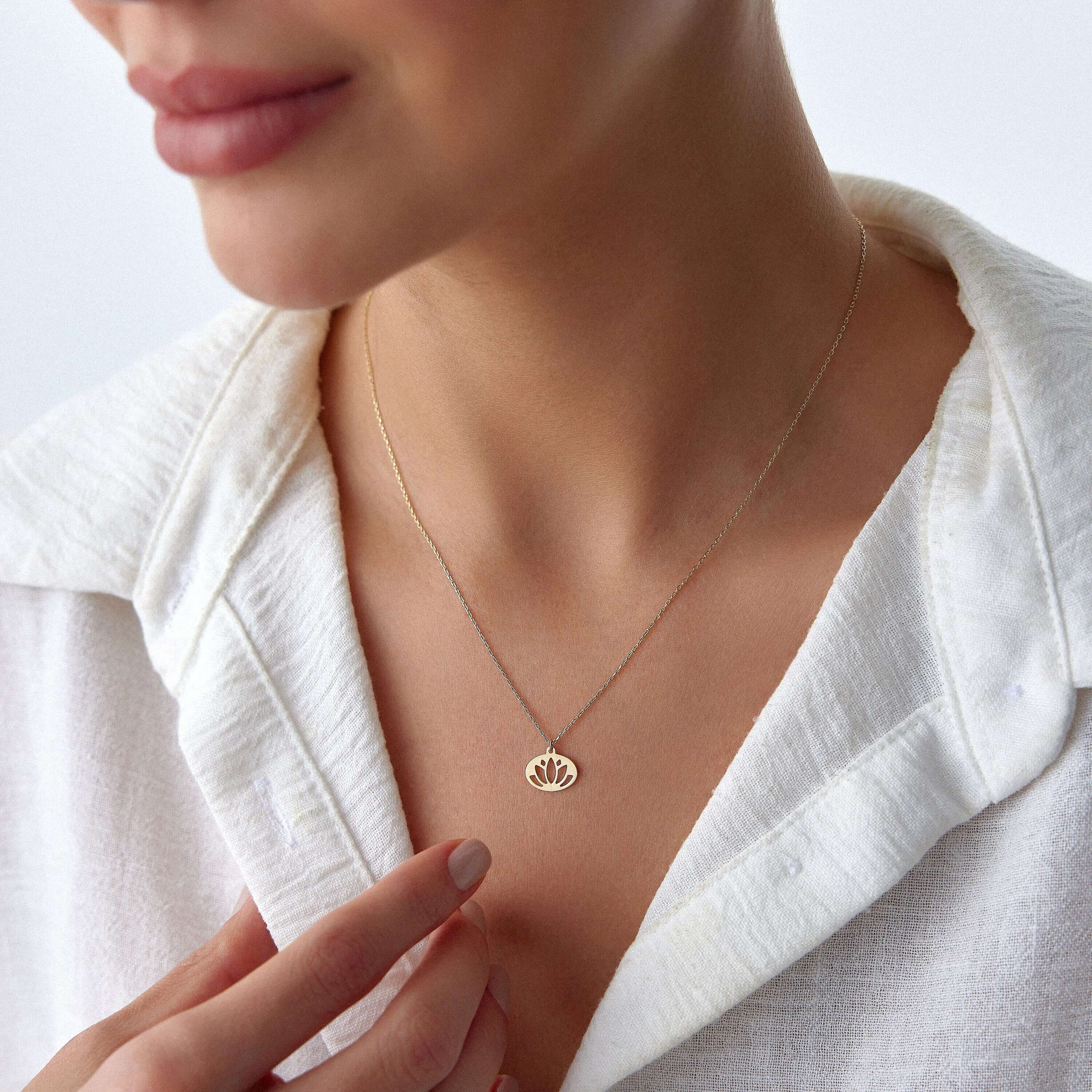 model 14 ayar sarı altın minimal lotus motif kolye takarken uzak açıdan