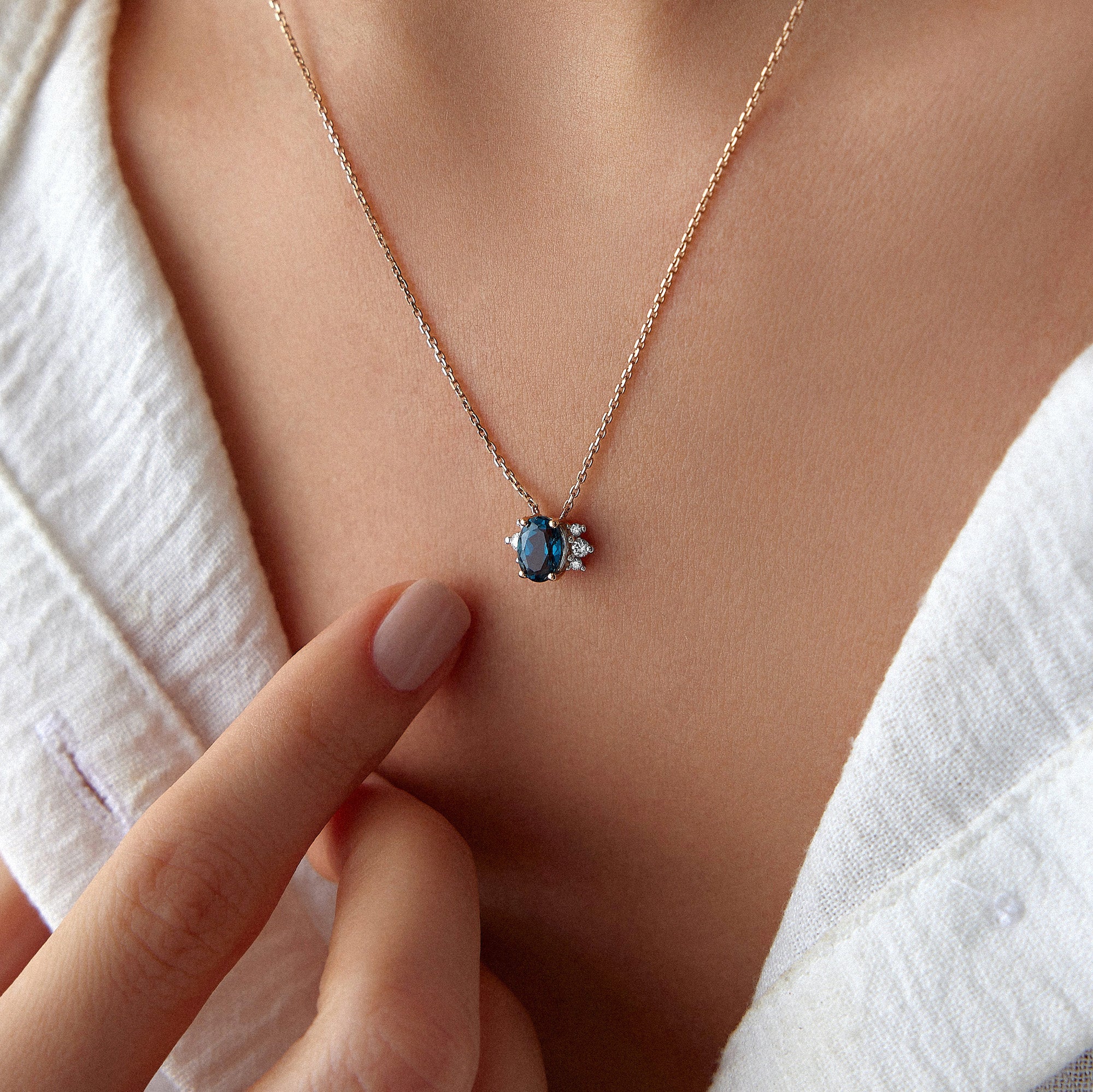 London Blue Topaz ve Pırlanta Kolye