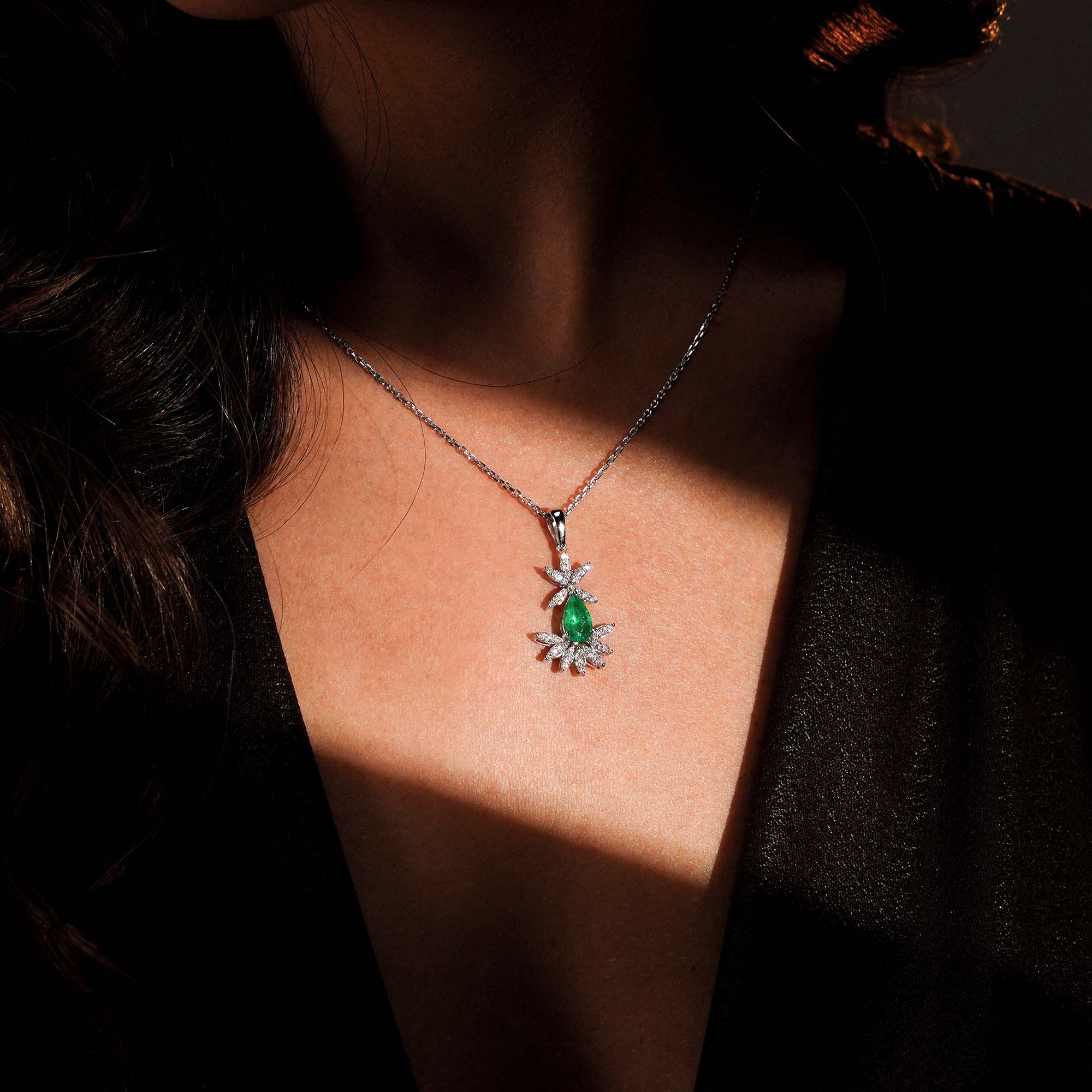 Zümrüt Işıltı Kolye / Light Of An Emerald