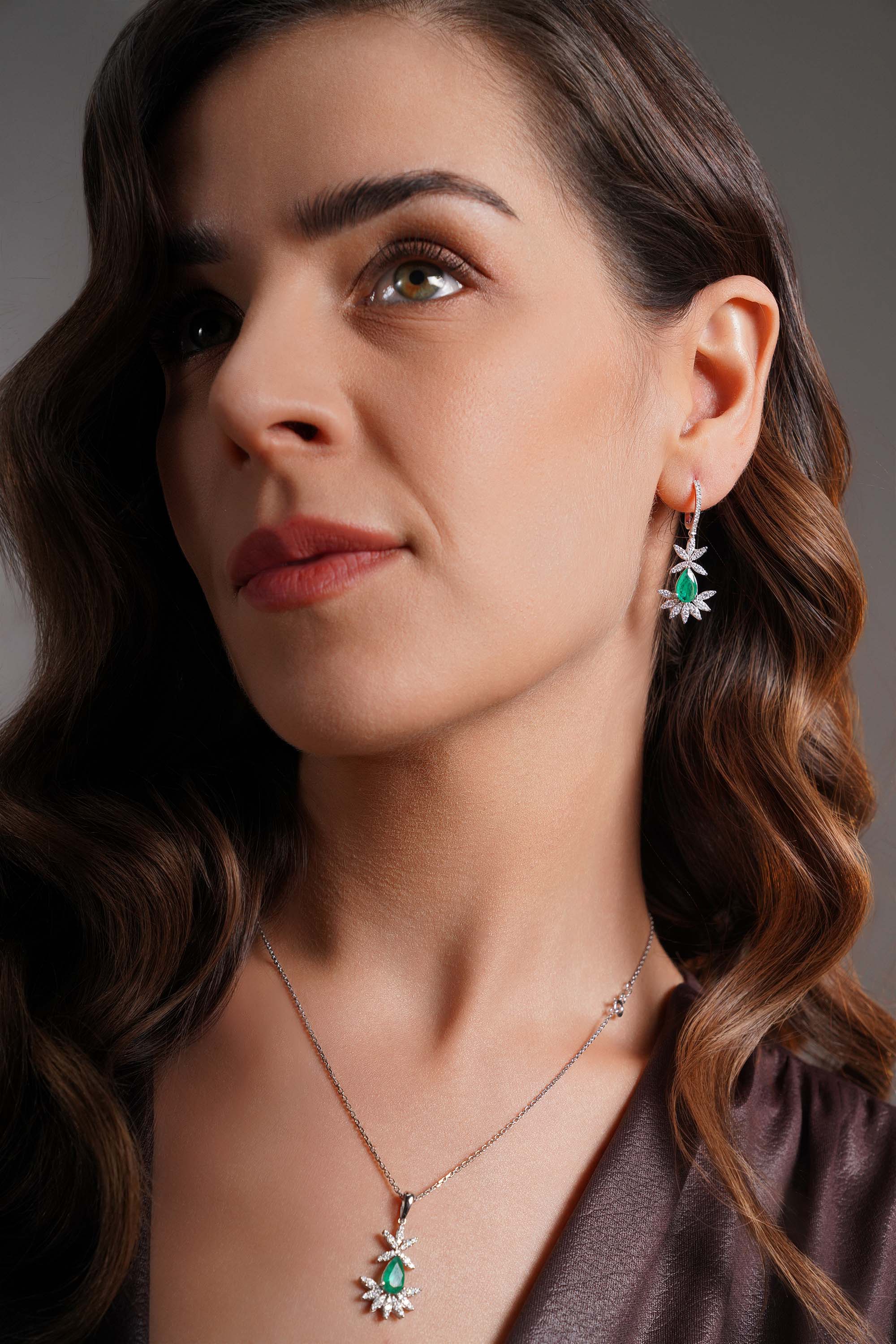 Zümrüt Işıltı Kolye / Light Of An Emerald