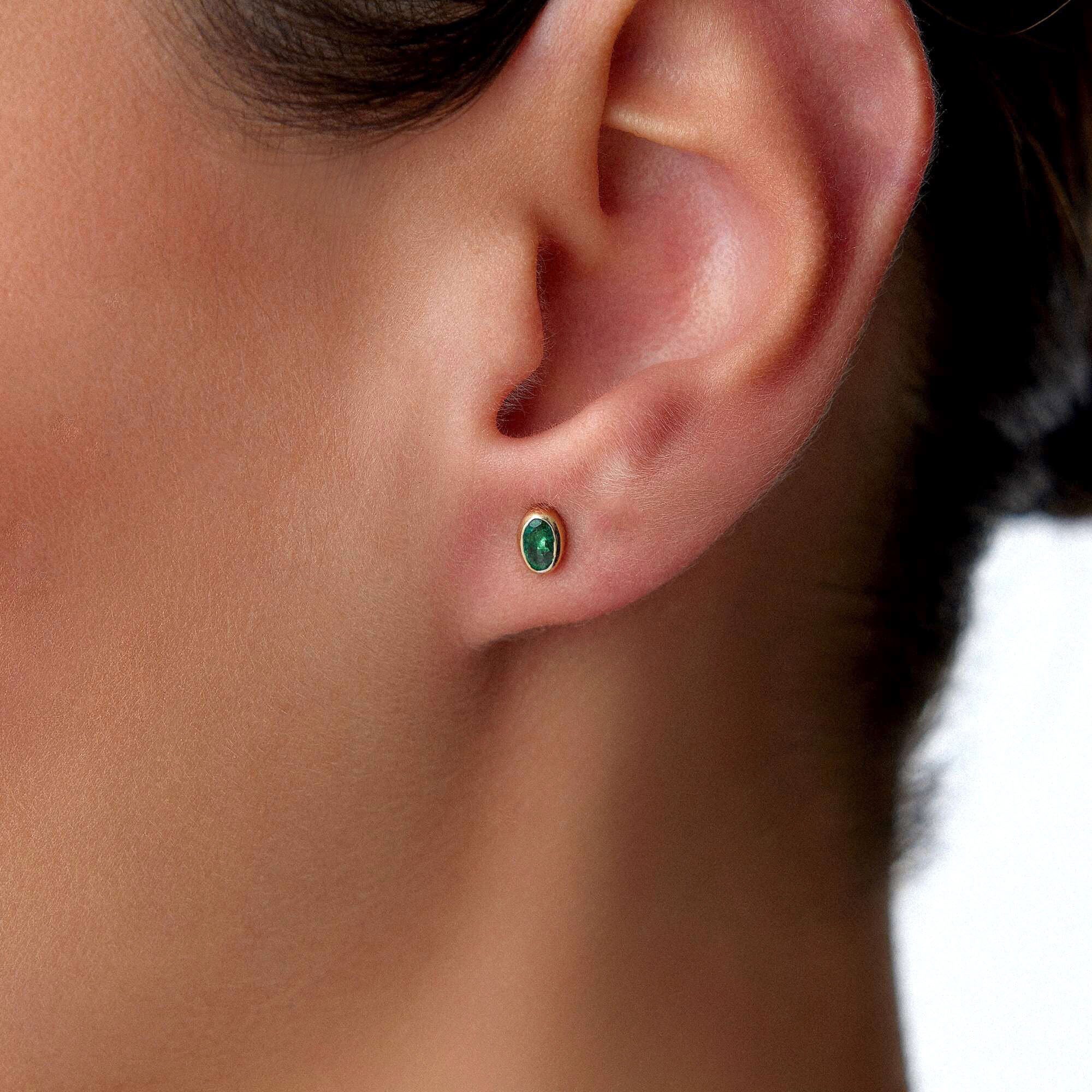 Oval Kesim Zümrüt Tektaş Küpe