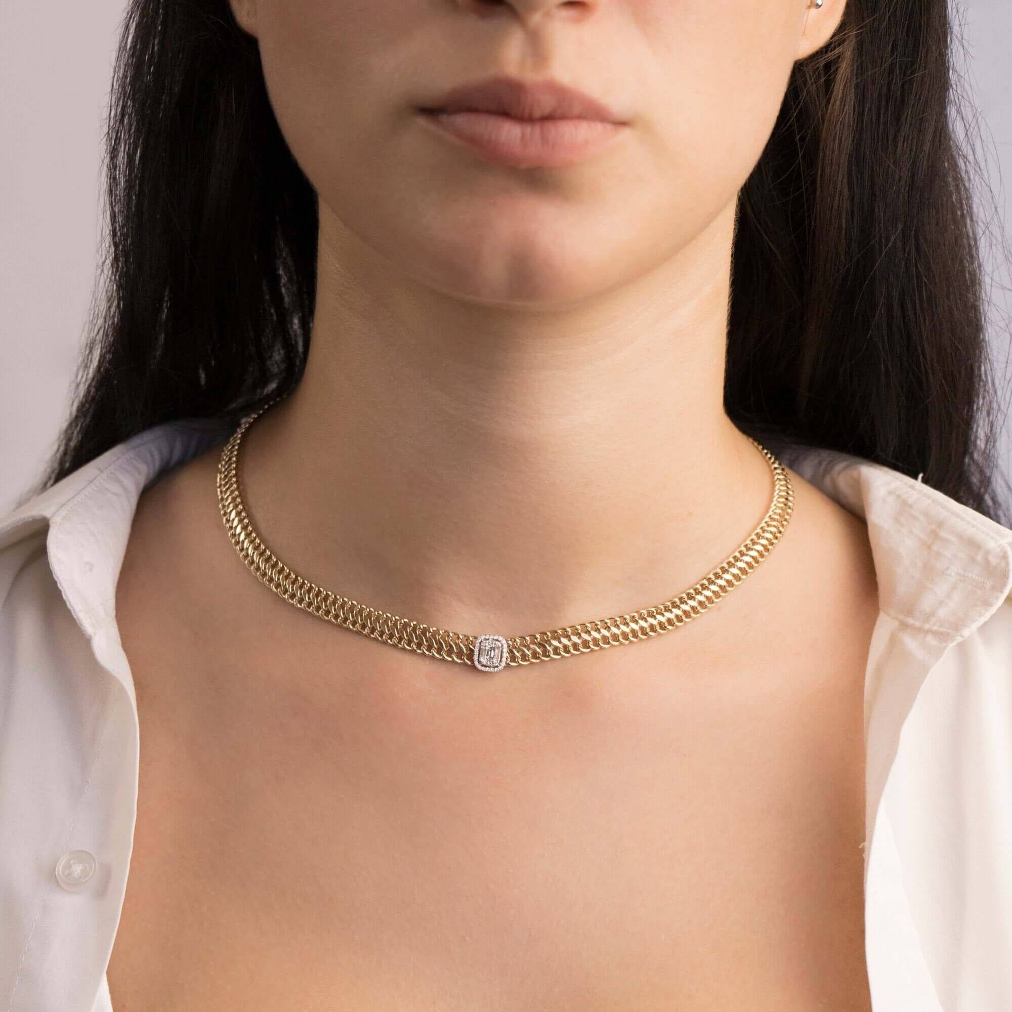 model 14 ayar sarı altın vienna zincir pırlanta choker kolyeyi takarken