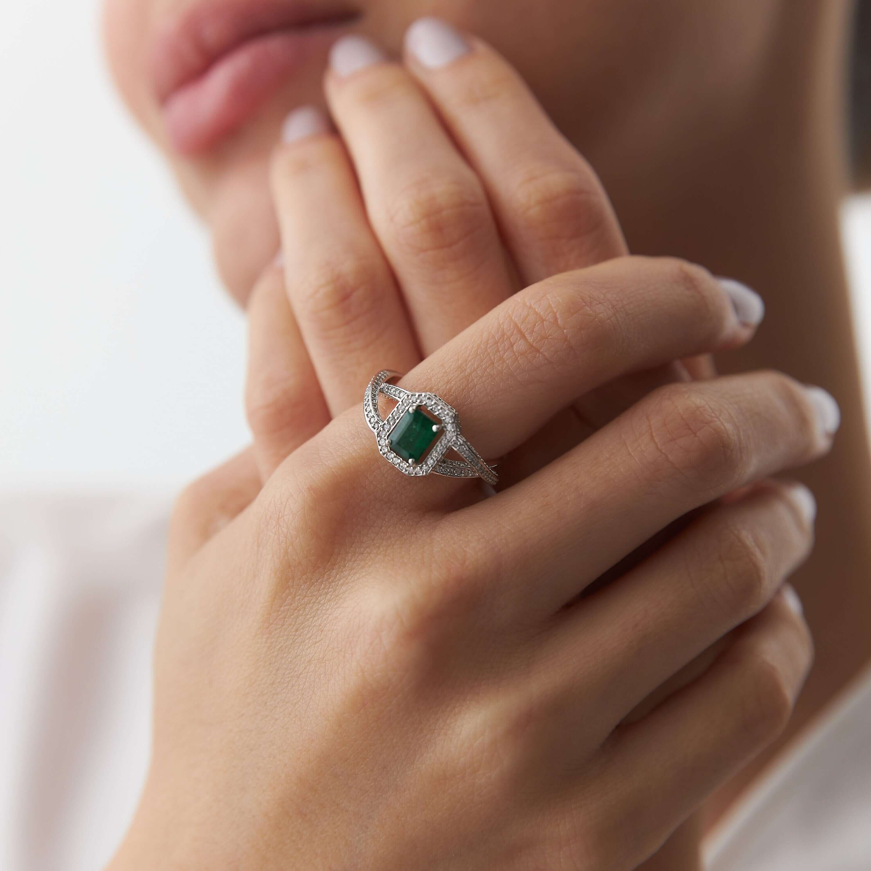 Klasik Twist Zümrüt Yüzük